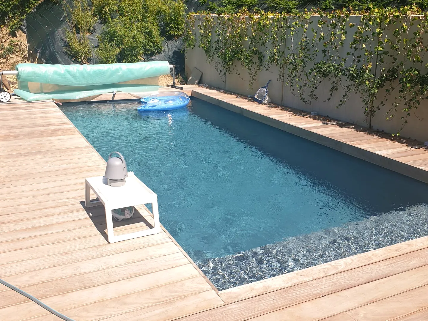 Terrasse en bois neuve autour d’une piscine après rénovation, chantier Wood Floors